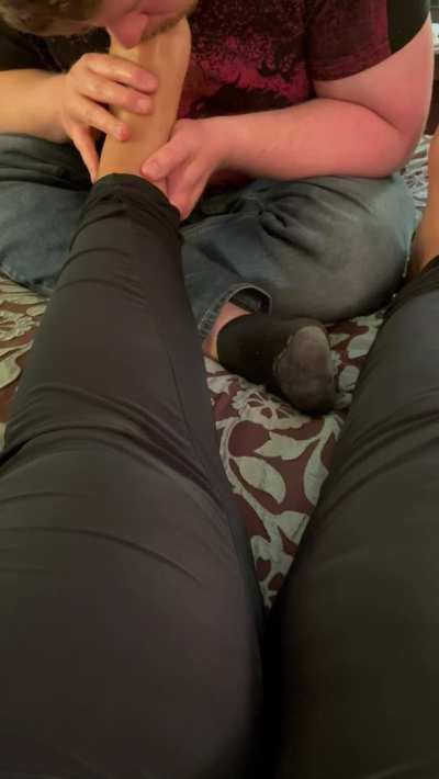  Look at how he sticks his whole foot in my mouth😍. He&rsquo;s so great at what he does