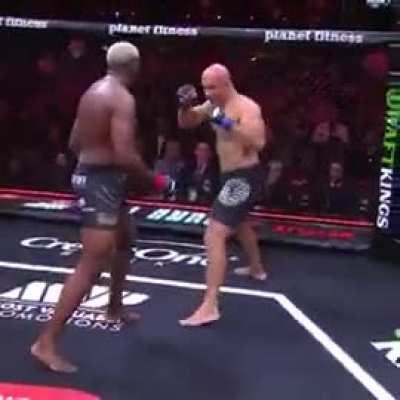 Robelis Despaigne turned off Junior dos Santos 💤 at the MVP MMA event on Netflix.
