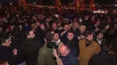 Sara&ccedil;hane&rsquo;den Taksime y&uuml;r&uuml;yen gen&ccedil;ler Polisin Konuşmasını Yuhalayarak ve sloganlarla kesti