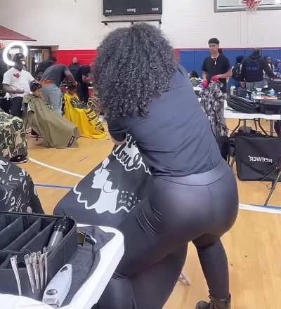 Her shit was poking this live😮&zwj;💨👀