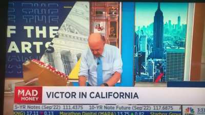 Guy calls into Jim Cramer&rsquo;s Mad Money and says that &ldquo;because of him , he bought more GameStop and the Towel Stock , shorts never closed . Boom&rdquo; 😂😂😂 Shoutout Victor , a man of the people 😂👏🏻👏🏻