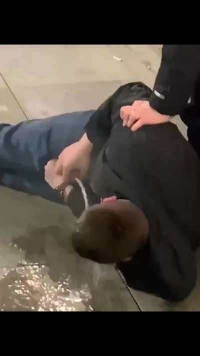 Drunk guy gets pepper sprayed by bouncers, so he uses his own piss to rinse his eyes
