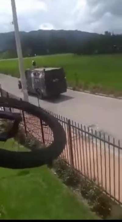 Blindado de la policia en zona residencial: 
