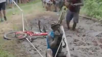 dude saw someone stuck in the mud and still proceeded