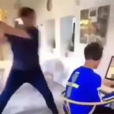 Video footage of me encountering some random super mutant with a board that decided to spawn by Starlight during my first survival run