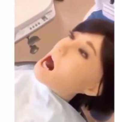 Dentist&rsquo;s animatronic dummy freaks out.