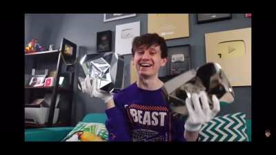 Two diamond play buttons