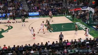 [Highlight] Jabari Smith Jr finds daylight to bounce pass through three Bucks players to find Sengun and assist on the dunk