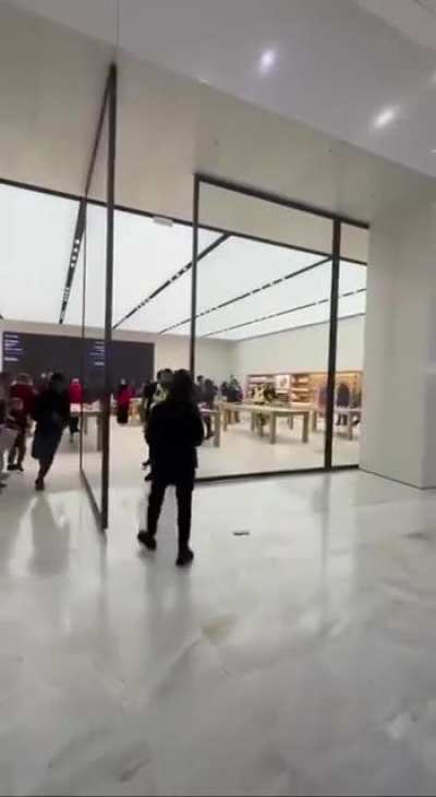 Broad daylight robbery at UK Apple store