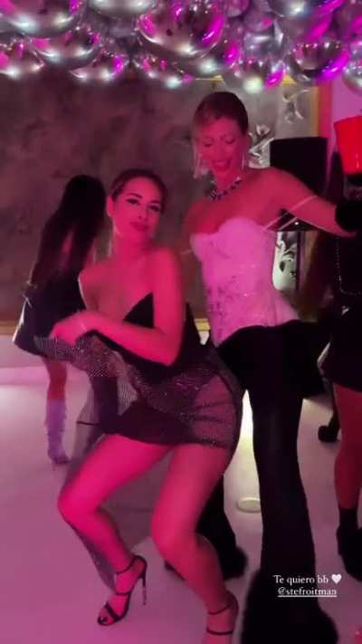 Damn she jiggling everywhere