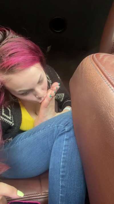 My best friend says my turquoise toes make her so wet her pussy throbs ;) 😈 she called 3 times wanting a taste 😆no one kniws either not even the internet till now 🥲