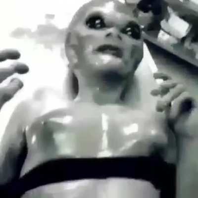 👽