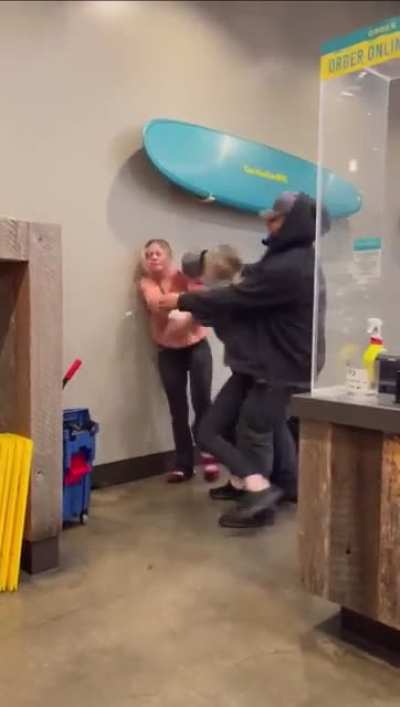 Lady yells at an employee for making her food wrong then throws sauce on the employee. This is what it led to. (The employee did not get fired.)