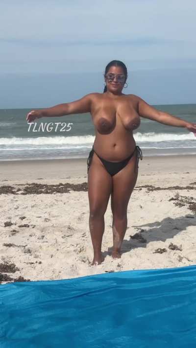 Realizing it&rsquo;s a video I start shaking my boobs