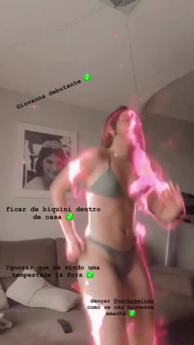 Giovanna Grigio dan&ccedil;ando de biqu&iacute;ni com farol aceso (@gigigrigio)