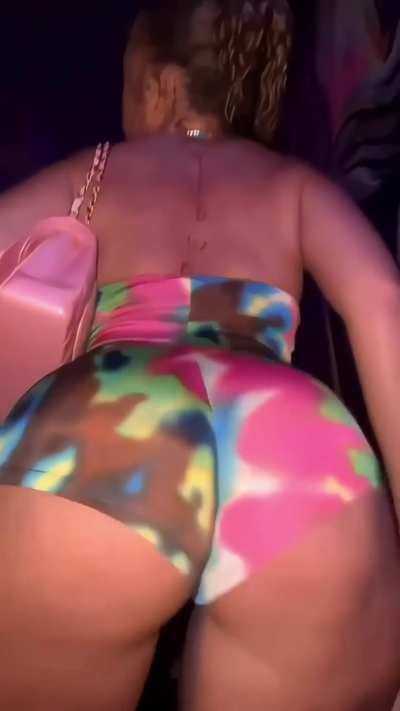Tie Breaker. Who&rsquo;s 🍑 has the better jiggle?😩 Meg🍫🍑 or Latto🍯🍑