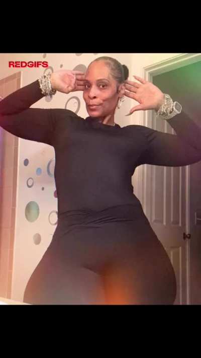 Curvy Aunty
