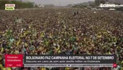 O presidente do Brasil puxando um coro de &ldquo;imbroch&aacute;vel&rdquo; no microfone