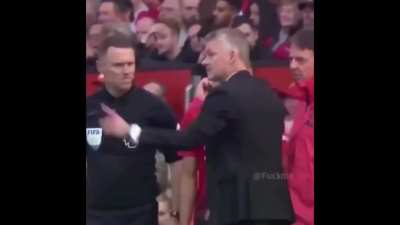 Arteta trying to recollect a tactic 😂 meanwhile our boss just killing it 💪🏻