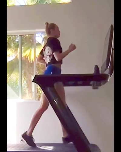 Miley&rsquo;s stays fit.