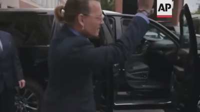The difference between the crowds reacting to Amber heard and Johnny Depp leaving court