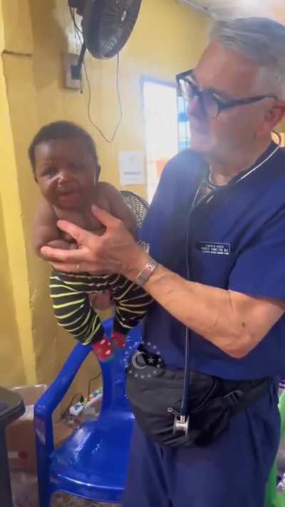American doctor in Liberia shows how to soothe a crying baby. This method works everywhere in the world.