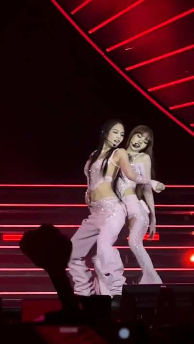 Blackpink - Jennie, Lisa
