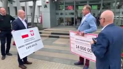 Tarnowo Podg&oacute;rne: Poseł przyjechał z czekiem &ndash; i dostał rachunek od w&oacute;jta&hellip;