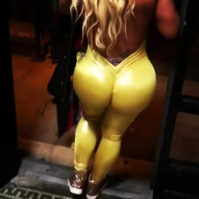 Colombian.Baddie big booty walking out the door 🍑😁
