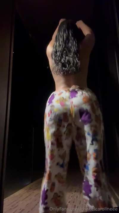 Latina clappin in her PJs
