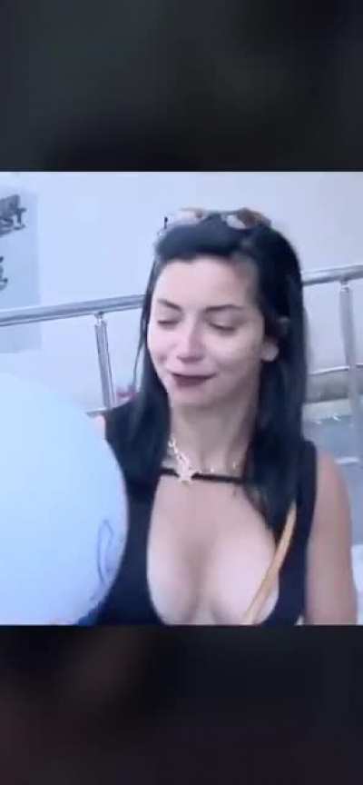 Merve Boluğur&rsquo;un elbiseden taşan memeleri