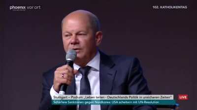 Klimaaktivisten erinnern Olaf Scholz an eine Zeit die lange zur&uuml;ckliegt