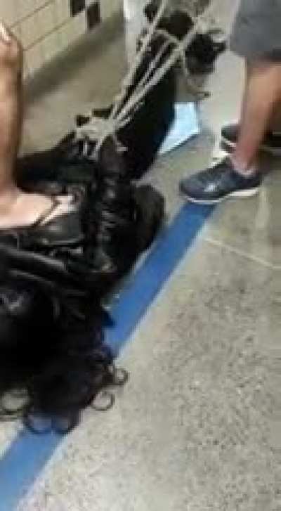 Itachi foi impedido de fazer um massacre no Brasil. Aqui Ninja toma porrada!