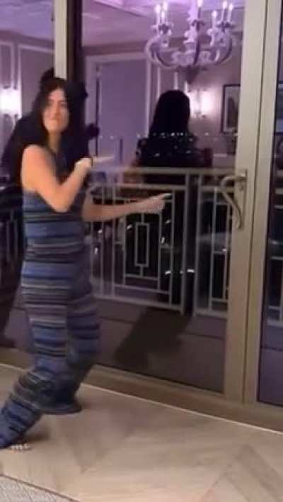 Charli twerk