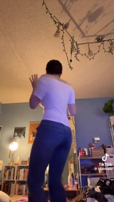 The Way She Moves Her Body  😍