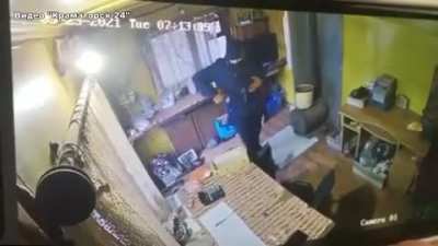 В Славянске неизвестный мужчина, вооружённый автоматом, ограбил пункт приёма металлолома и ранил в ногу человека.