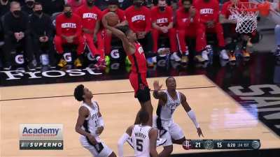 [Highlight] Jalen Green tries the dunk but switches to a jelly layup mid-air