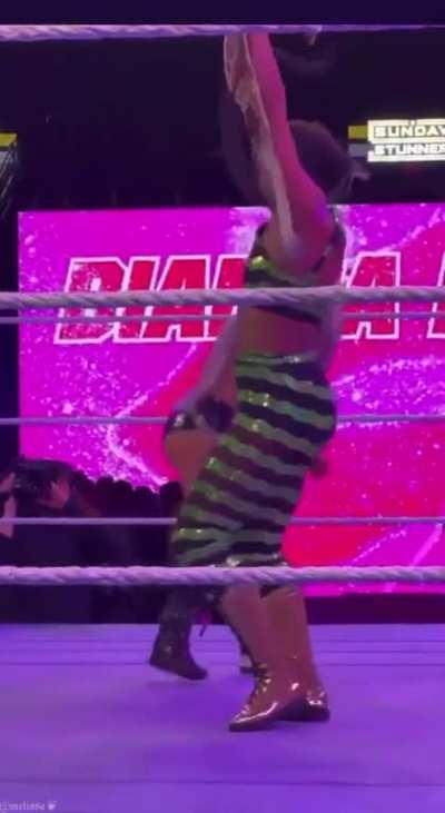 Liv morgan slaps Bianca Belair ass