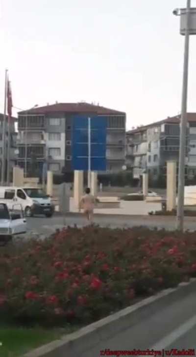Denizli'de &ccedil;ekildiği iddia edilen video'da &ccedil;ıplak bir adam yol ortasında koşuyor