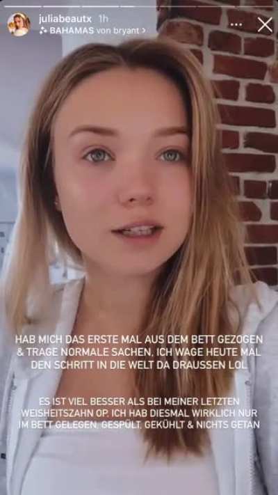 Life update von Julia Beautx - Instagram Story 18.04.22 &hellip; Frohe Ostern noch von den Mods hier, Paula liegt leider wie immer besoffen im Garten von seinem Schloss