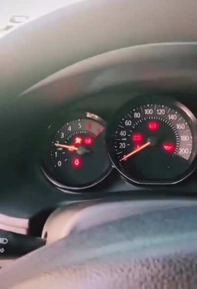 Подтраивает на холостых