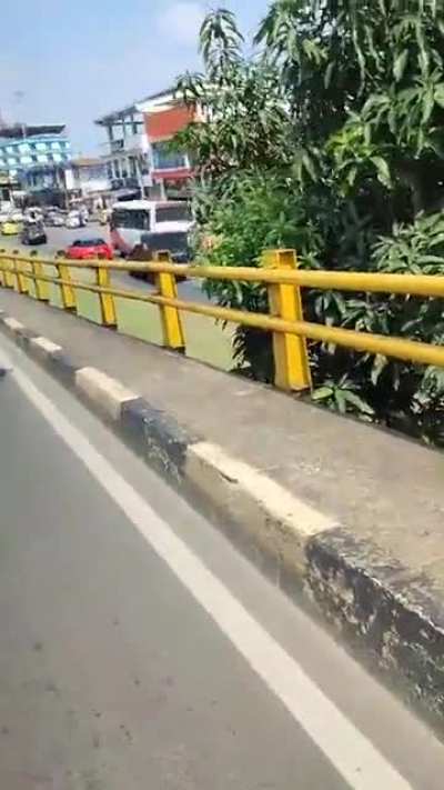 Police pursuit ends with a shooting and one suspect down by Police in Cali, Colombia
