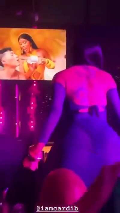 Cardi b twerking live 🍑