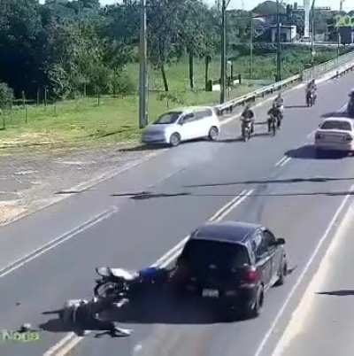 [LFO] Idiot on motorbike loses control after overtaking on the shoulder.