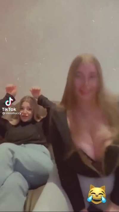 Big boobs dance 🩰