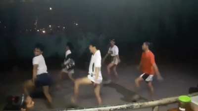 Magkano ibibigay mo pag ganito ka-effort ang mangangaroling sa inyo?