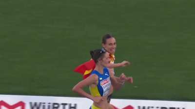 Laura Garc&iacute;a-Caro coming in for European bronze in the 20km walk, with her flag, starts to celebrate just before the line &hellip;