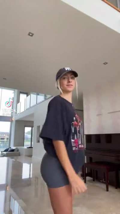 This hoe needs anal asap
