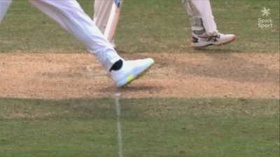 Staurt Broad to Usman Khawaja,No Ball!!