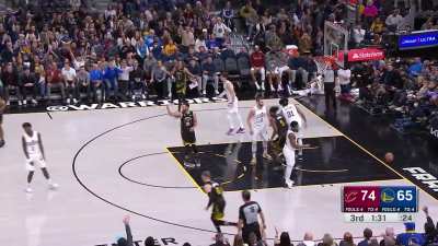 [Highlight] Steph anticipating contact leans in to make a ridiculous three